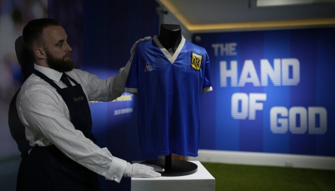 Maradonas 'Dieva rokas' krekls pārdots par rekordlielu summu
