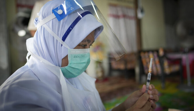 Malaizijā pēc 200 darbinieku inficēšanās slēdz Covid-19 vakcinācijas centru