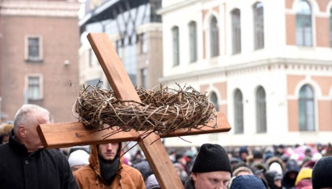 Ekumeniskais Krusta ceļš Rīgā pulcē aptuveni 1000 cilvēkus