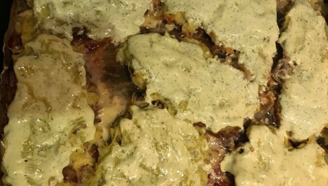 Foto recepte: Krāsnī ceptas karbonādes ar rīvētiem kartupeļiem un majonēzes mērci