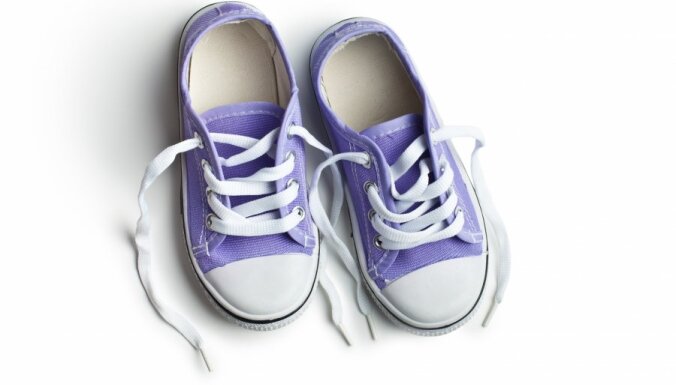 No cik gadu vecuma bērniem vajadzētu sākt valkāt apavus?