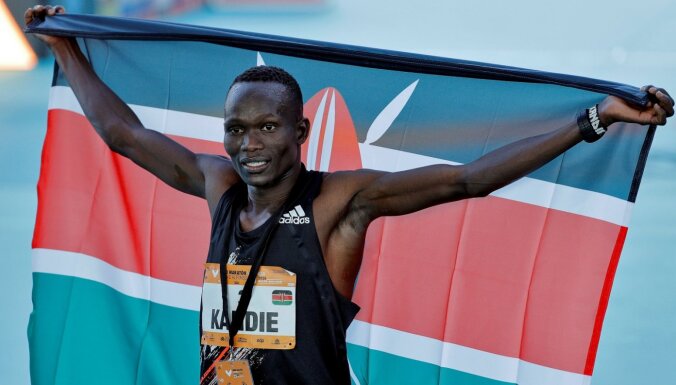Kenijietis Kendijs Valensijā labo pasaules rekordu pusmaratona distancē