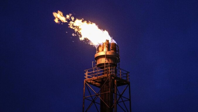 Vismaz 110 cilvēki gājuši bojā sprādzienā nelegālā naftas pārstrādes ražotnē Nigērijā