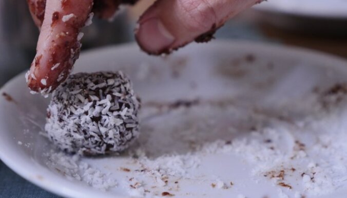 'Dzīvo garšīgi': dateļu trifeles ar kokosriekstu skaidiņām un kafiju