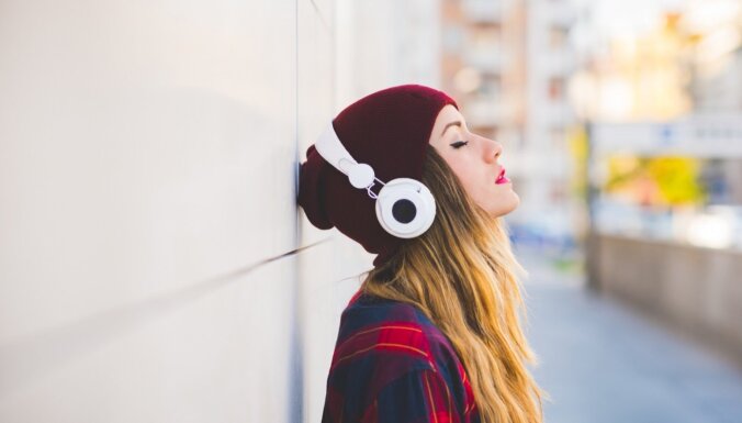 Austiņu izmantošana, piespiedu poza, skaļums: kas negatīvi ietekmē dzirdi