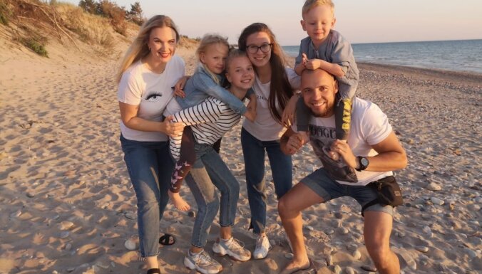 20 лет вместе. Как многодетная семья из Латвии начала снимать блоги о своей жизни