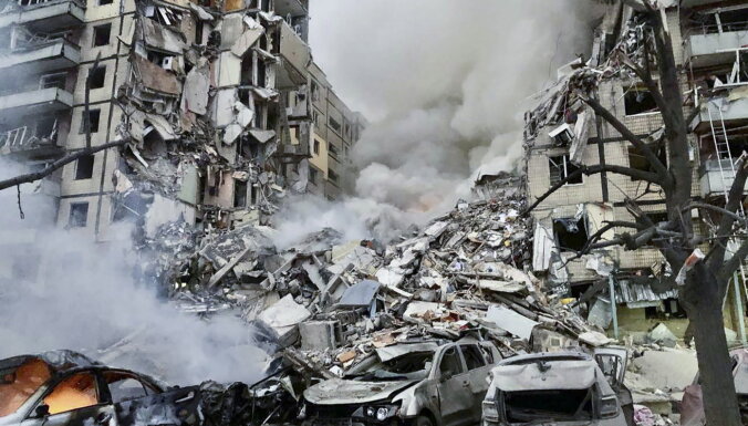 Из-за ракетного удара по многоэтажному дому в Днепре погибли 19 человек. Неизвестна судьба еще более 40 человек