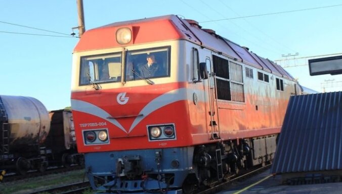 Foto: Jelgavā piestāj pirmais vilciens maršrutā 'Kijeva-Minska-Viļņa-Rīga'
