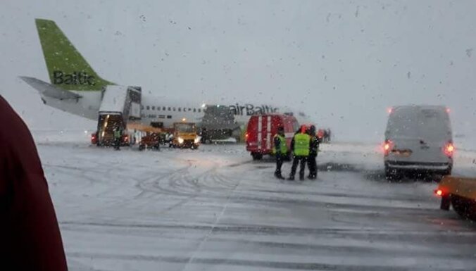 ЧП в "Шереметьево": самолет airBaltic выкатился за пределы ВПП; в самолете был Аугулис