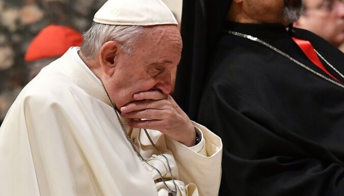 Папа римский шлепнул по руке женщину, схватившую его на праздновании Нового года