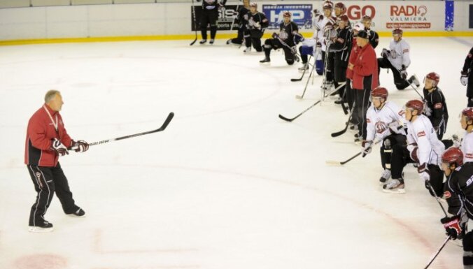 Хоккеисты "Динамо" начали тренировки на льду