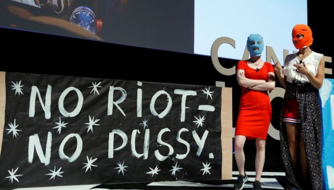 Par protesta akciju ukraiņu režisora atbalstam aizturētas 'Pussy Riot' dalībnieces