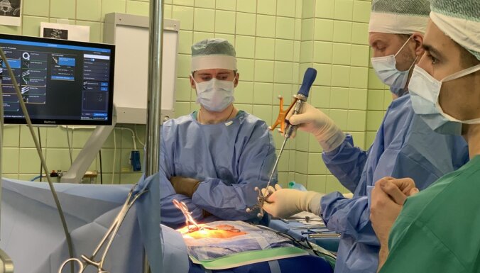 Latvijas ķirurgi veic sarežģītas jaunas operācijas ar implantu ievietošanu mugurā