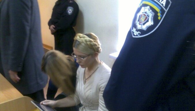 Pēc 12 stundu ilgas tiesas sēdes izolatorā Timošenko apcietina vēl vienā lietā