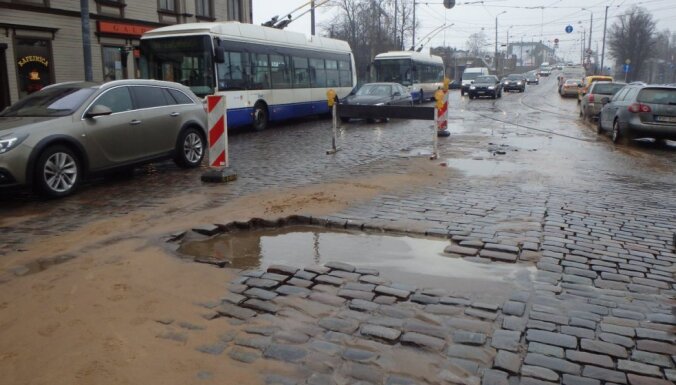 ФОТО, ВИДЕО. Провалилась брусчатка возле моста ВЭФ: аварию устраняли 8 часов