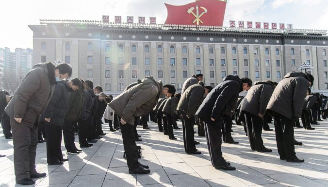 Kima Čenira nāves desmitajā gadadienā Ziemeļkoreja aicina uz vienotību