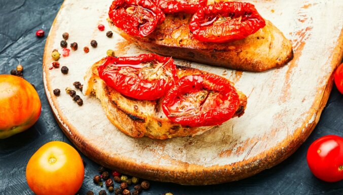 Ugunīgā tomāta laiks! 26 receptes tomātu karstmaizēm, picām un brušetām
