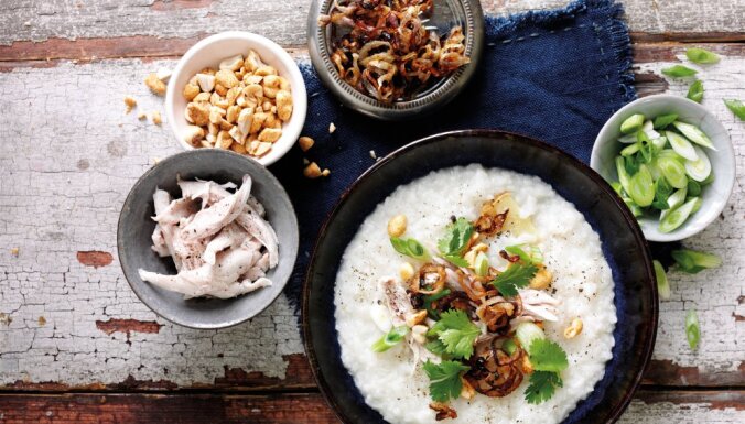 Jasmīnu rīsu putra ar vārītu vistas gaļu, zemesriekstiem, ceptiem sīpoliem un lociņiem