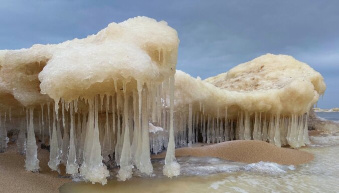 Foto: Dabas veidotas ledus skulptūras Carnikavā