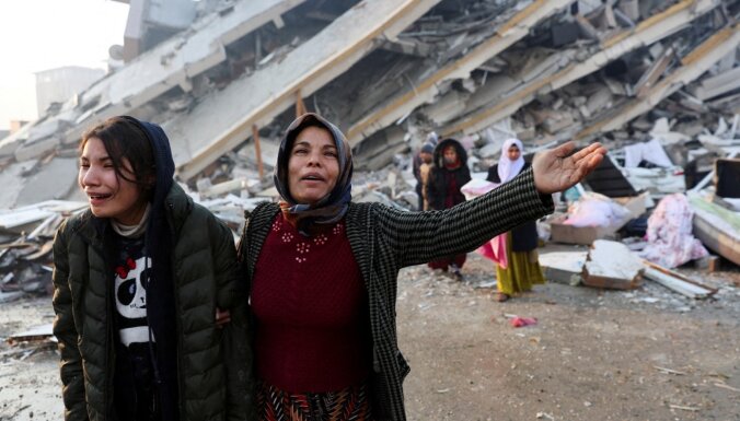 Zemestrīcēs bojāgājušo skaits Turcijā un Sīrijā pārsniedz 5000