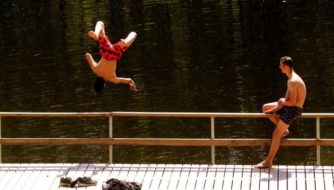 В Латвии идет кампания против прыжков в воду головой вперед