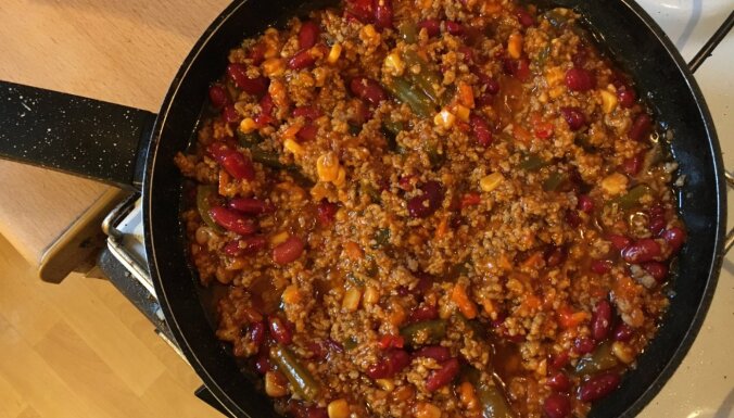 Students virtuvē: Fiksā 'chili con carne' māsīca