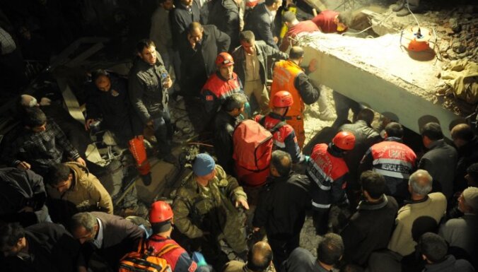 Turcijā: zemestrīcē 432 bojāgājušie, 1352 cietušie; fiksē jaunus pazemes grūdienus