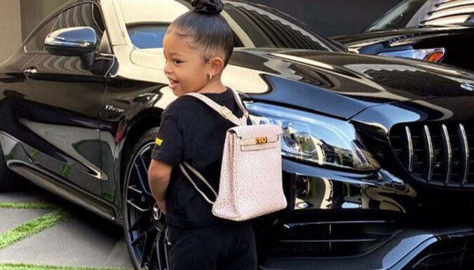 Kailijas Dženneras divgadniecei 'Hermes' mugursoma 12 000 dolāru vērtībā