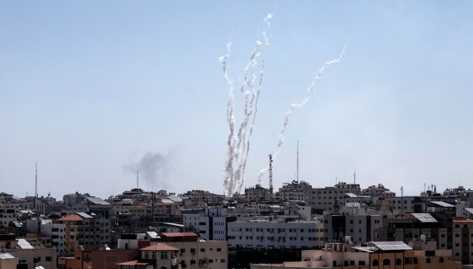 No Gazas joslas uz Izraēlu izšautas 90 raķetes