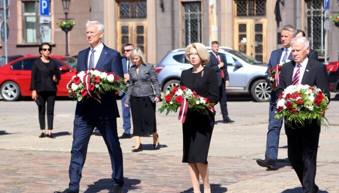 Foto: Latvijā piemin komunistiskā genocīda upurus