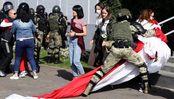 Dozens of people who have gone on a protest march have been detained in Minsk