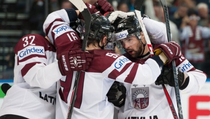 Latvijas hokeja izlase ziedo nūju un kreklus labdarībai