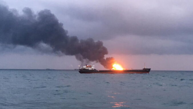 Свыше десяти человек погибли при возгорании танкеров около Керченского пролива