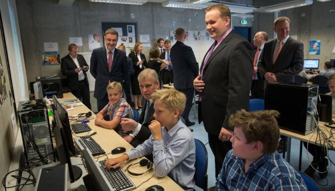Igaunijas premjers un britu princis Endrjū apmeklē programmēšanas klasi Tallinā