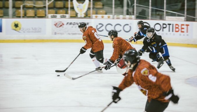 Foto: Latvijas karavīri hokeja spēlē spēkojas ar Kanādas vadītajiem NATO spēkiem