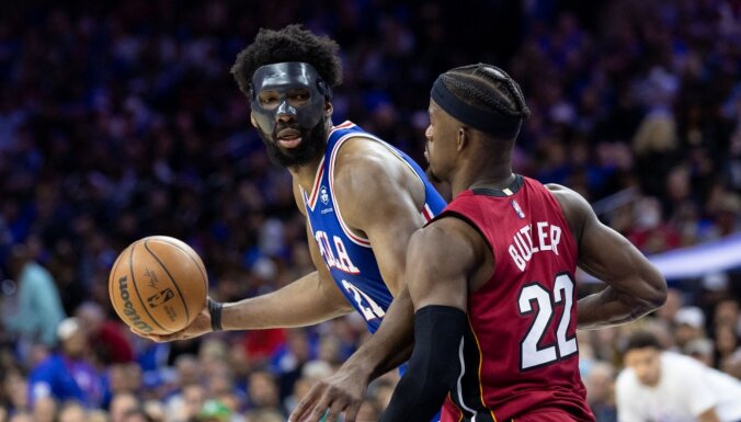 Embīda atgriešanās spēlē '76ers' NBA izslēgšanas spēlē sakauj 'Heat' vienību