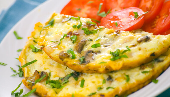 Omlete ar sēņu un tomātu pildījumu