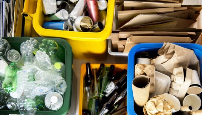 Atkritumu šķirošana: ko drīkst un nedrīkst izmest plastmasai, kartonam un stiklam paredzētajās tvertnēs