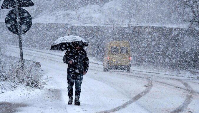 "Оранжевое" предупреждение: в Курземе и Видземе ожидается очень сильный снегопад
