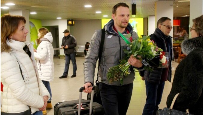 ФОТО: Скелетонисты вернулись в Латвию, но без Мартина Дукурса