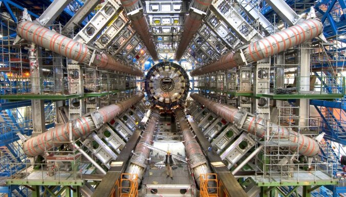 Uzzināsim, kas veido tumšo matēriju? Lielais hadronu paātrinātājs atkal trieks kopā daļiņas