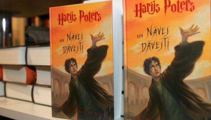 Агенты Джоан Роулинг: Латышские переводы книг о Гарри Поттере незаконны, книги следует уничтожить