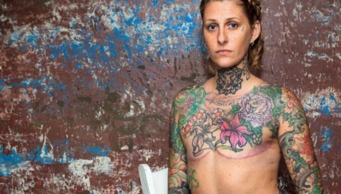 ФОТО. Тату вместо груди: американка делает бесплатные татуировки женщинам, пережившим мастэктомию