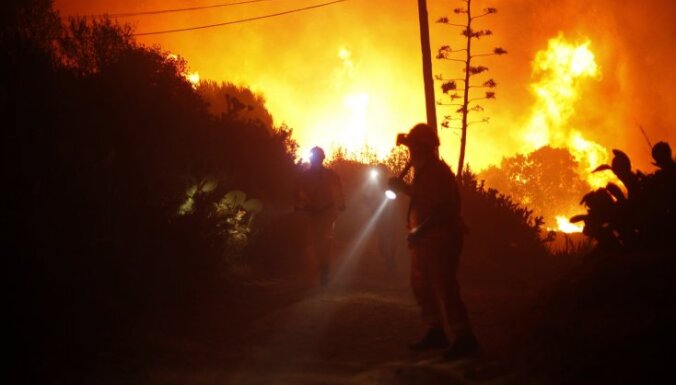 Spānijas dienvidos plosās milzīgs dabas ugunsgrēks