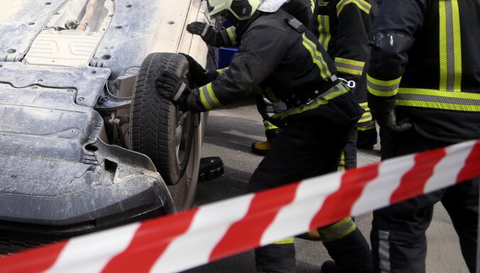Glābēji atbrīvojuši pēc avārijas automašīnā iespiestu cilvēku