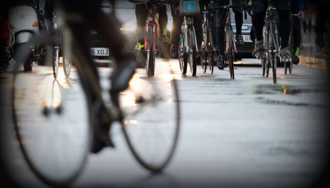 В центре Риги сбита велосипедистка: полиция ищет свидетелей ДТП