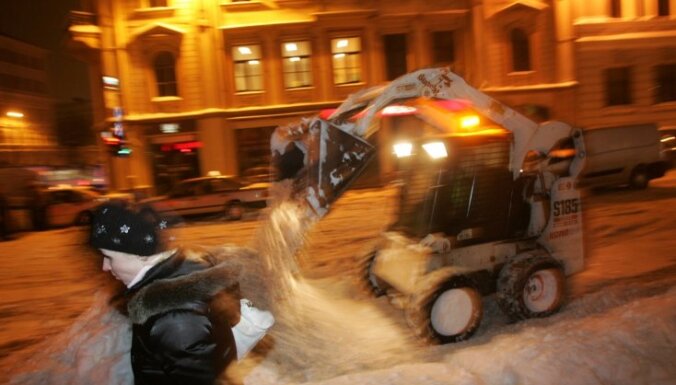 С улиц Риги всю новогоднюю ночь вывозили снег