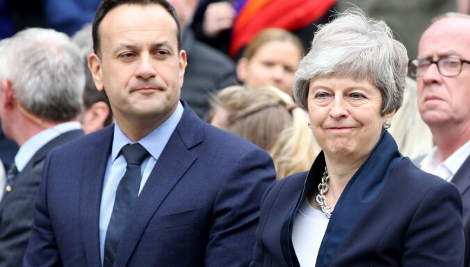 Lielbritānija un Īrija paziņo par Ziemeļīrijas politisko sarunu atsākšanu