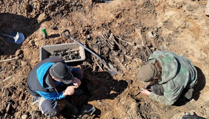 Foto: Pampāļos pie ceļa atrastas 145 karavīru mirstīgās atliekas
