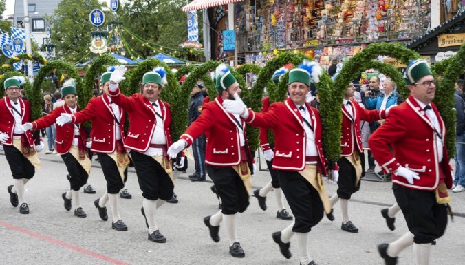 Foto: Minhenes 'Oktoberfest' atkal pulcē lustīgus alus cienītājus